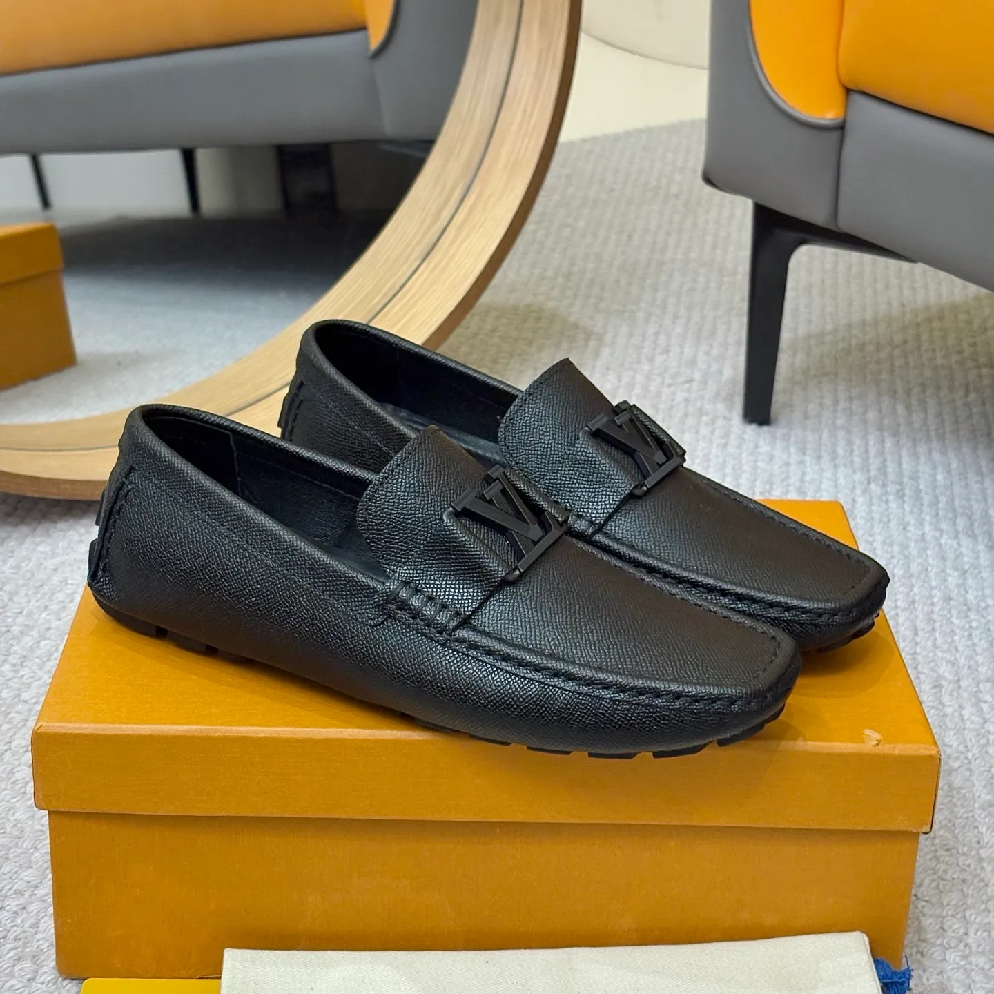 Men's men's shoes 💰420 (Yangli) LV 2⃣️0⃣️2⃣️5️⃣Spring and summer counter GLORIA series models ✈️Original factory special leather production, original last type. A classic driving slip-on casual shoe that shows an elegant style with exquisite craftsmanship details such as Monogram embossing all over the upper🌀Italian imported calfskin fabric Sheepskin foot pads➕Inside～Private mold replica sole Unique style Comfortable driving slip-on Size: 4-12 (38-46) Comes with [Counter packaging: original box, wrapping paper, card, instruction manual, shoehorn, cloth bag] No pressure to enter and leave the counter!